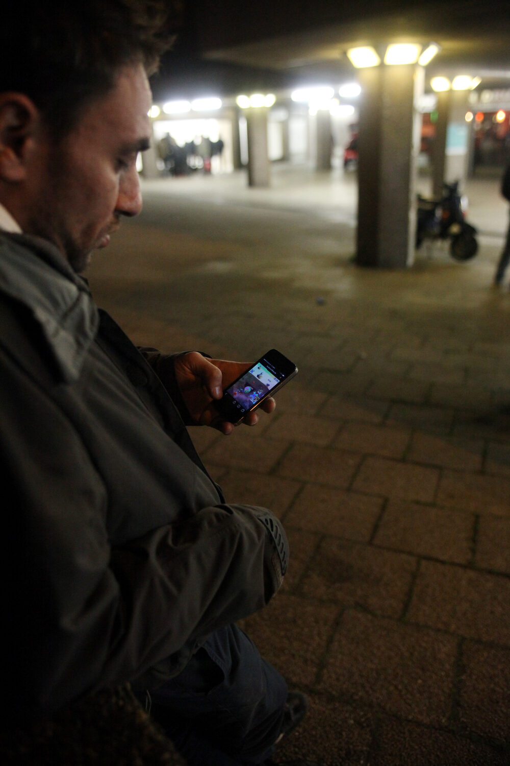 LocalNonOffline — a visitor alone with the show on his phone in the empty passage